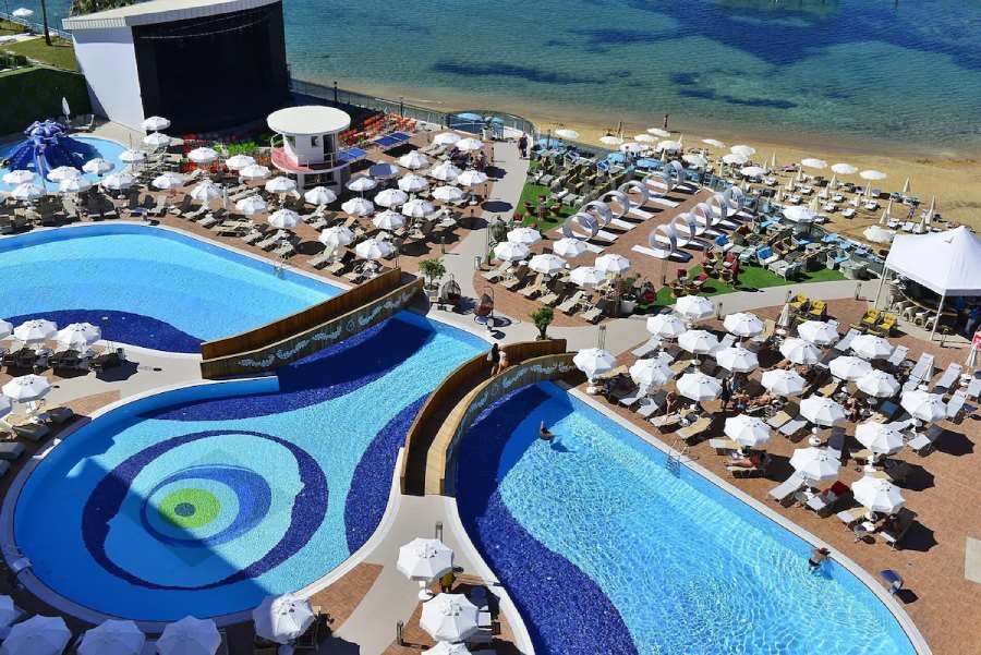 Azura Deluxe Resort & Spa